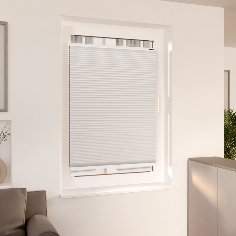 Ansicht Wabenplissee am Fenster, moderne Wohnung - Stoff: Sichtschutz und Verdunkelung  Reinweiss